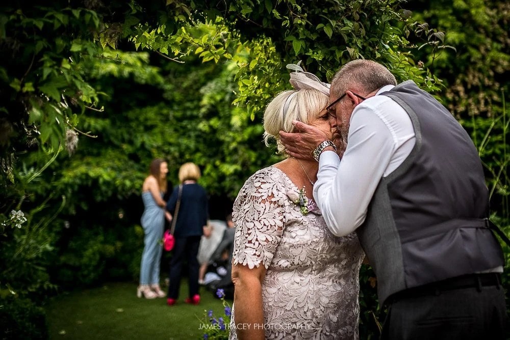 wedding guests kissing