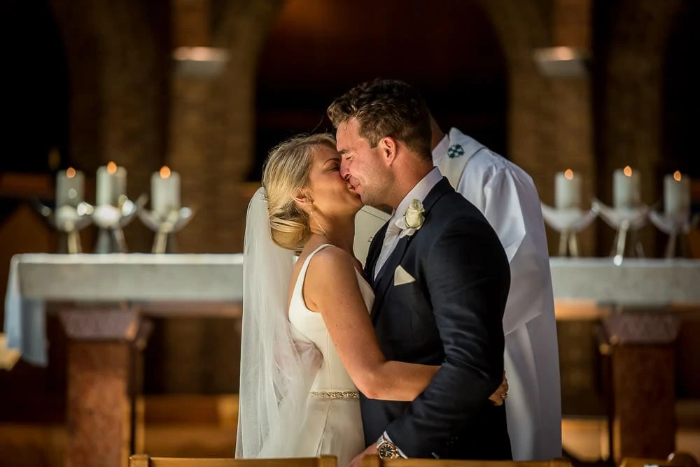 wedding first kiss