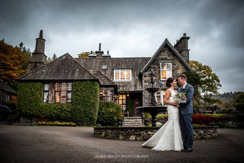 wedding couple in front of broadoaks country house