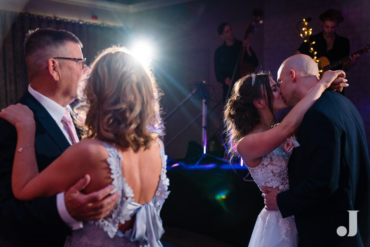 wedding kiss at merrydale manor first dance