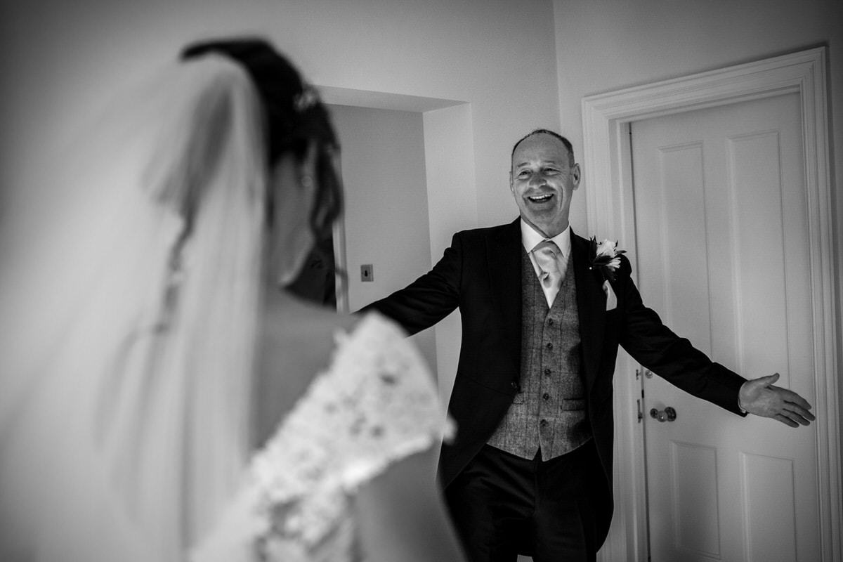 father of the bride seeing the bride for the first time