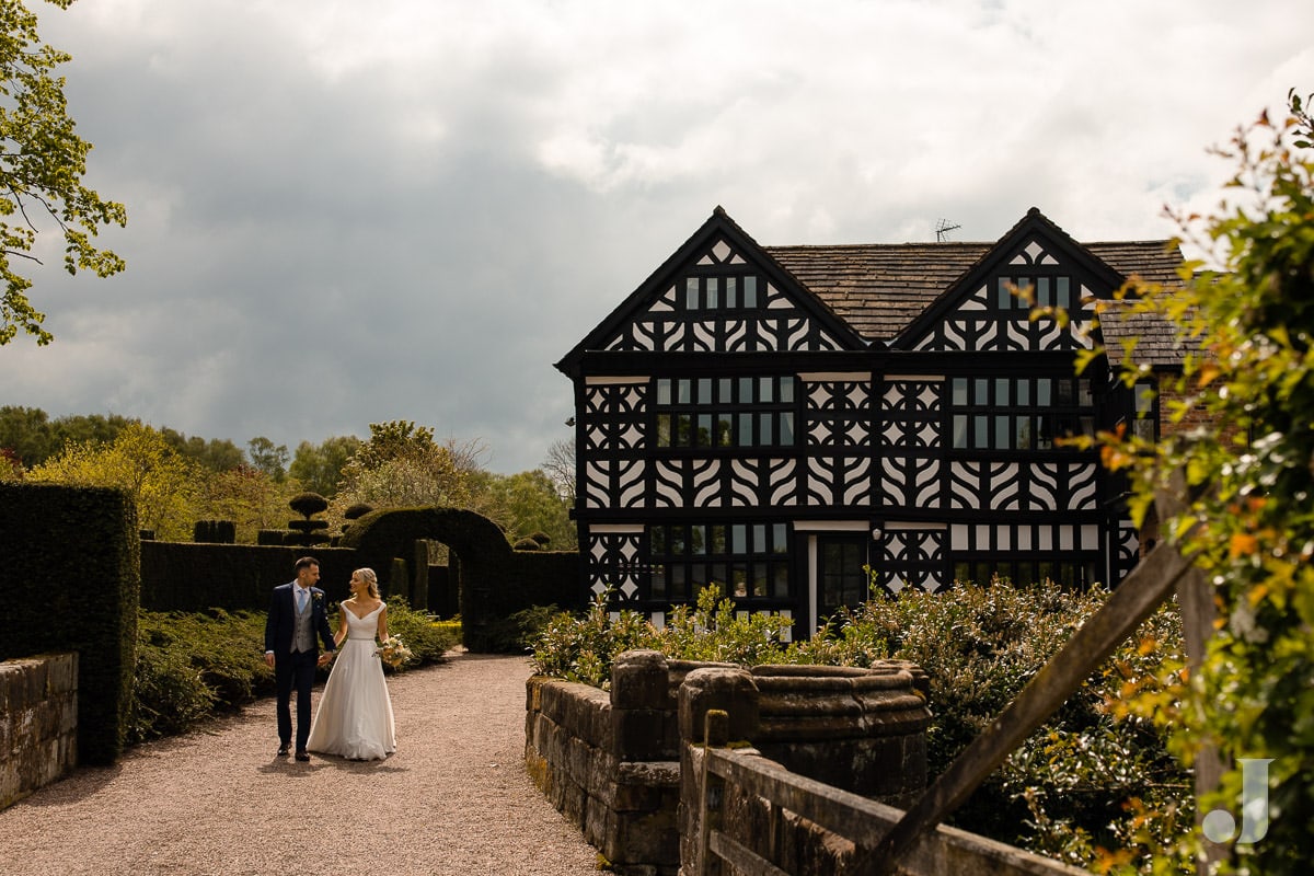 wedding couple in front of the holford estate